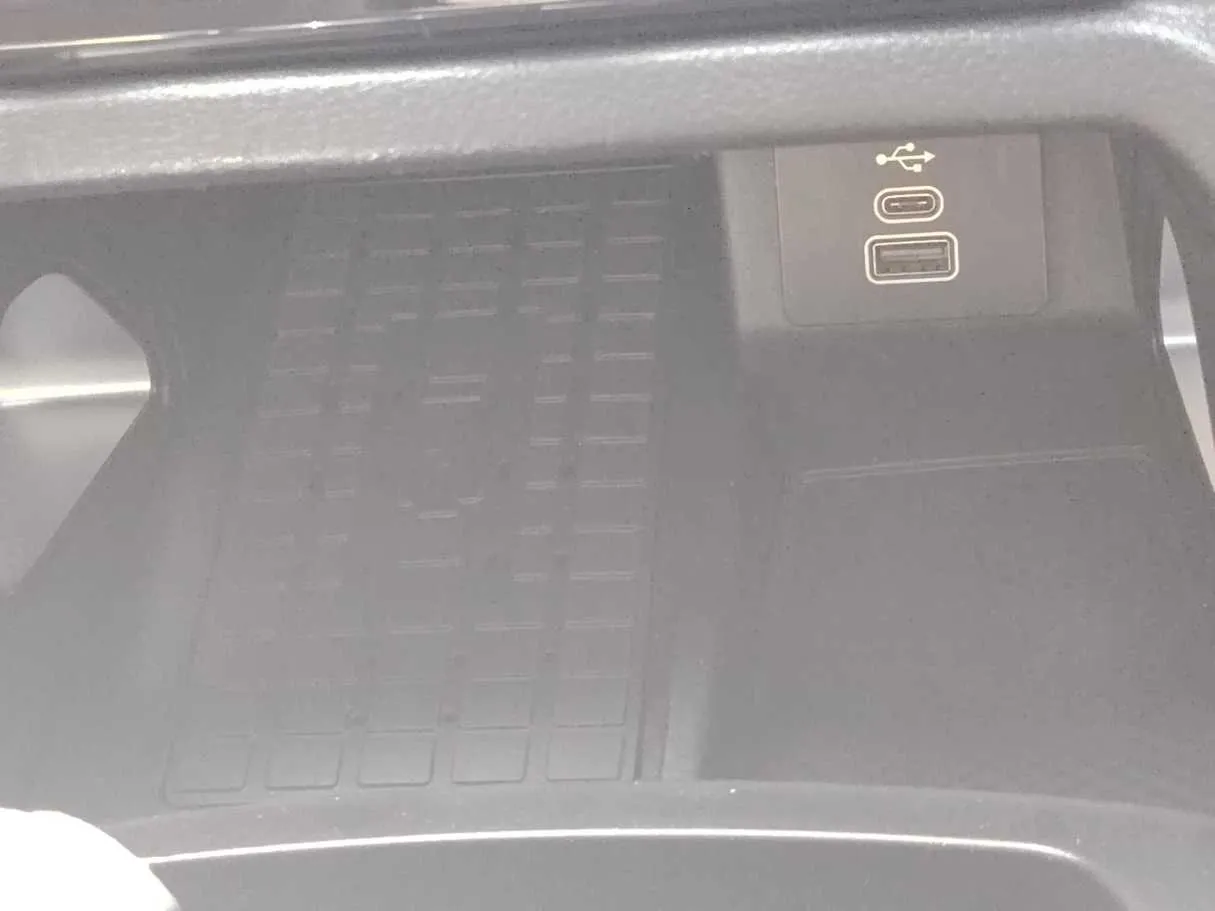 Car image 27
