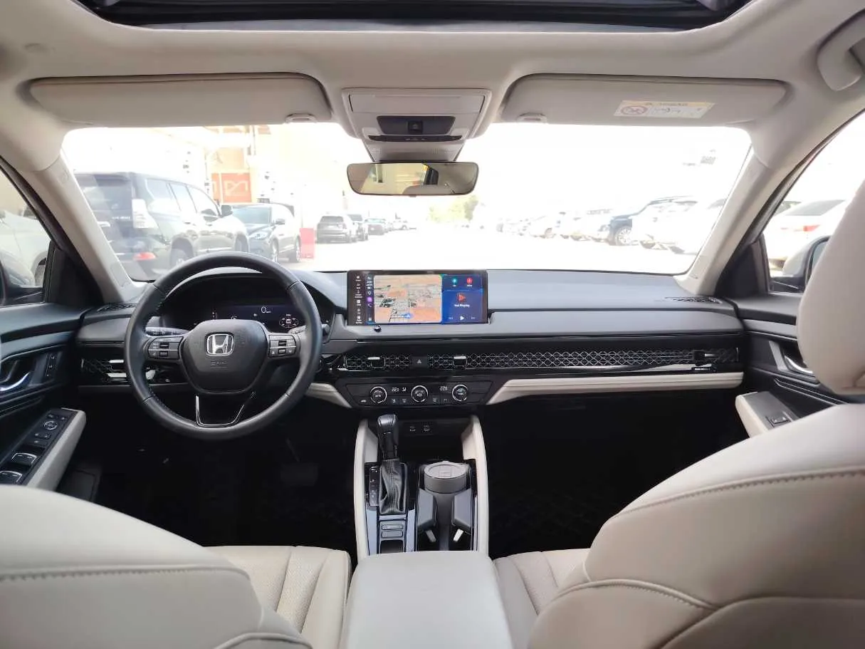 Car image 16