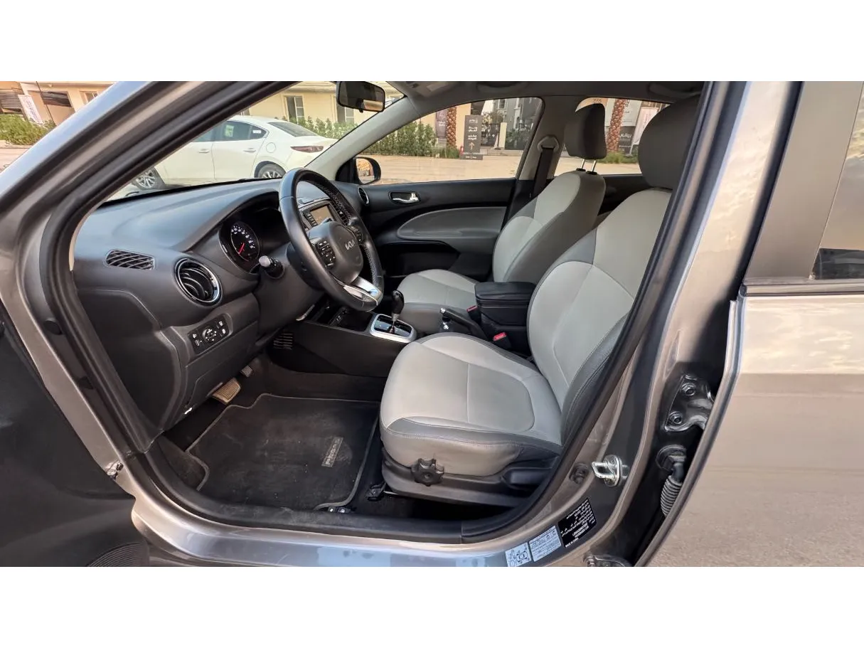 Car image 9