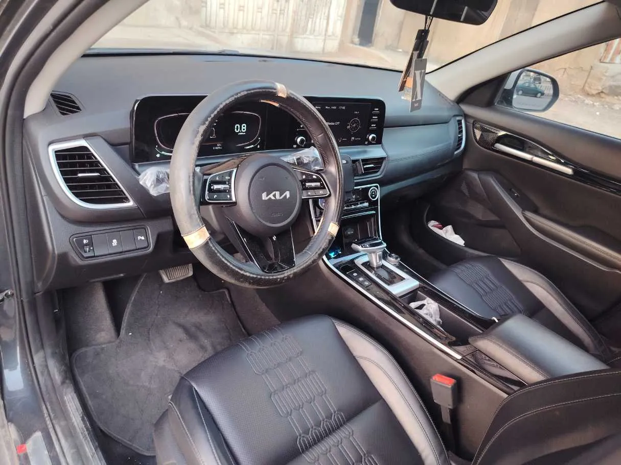 Car image 12