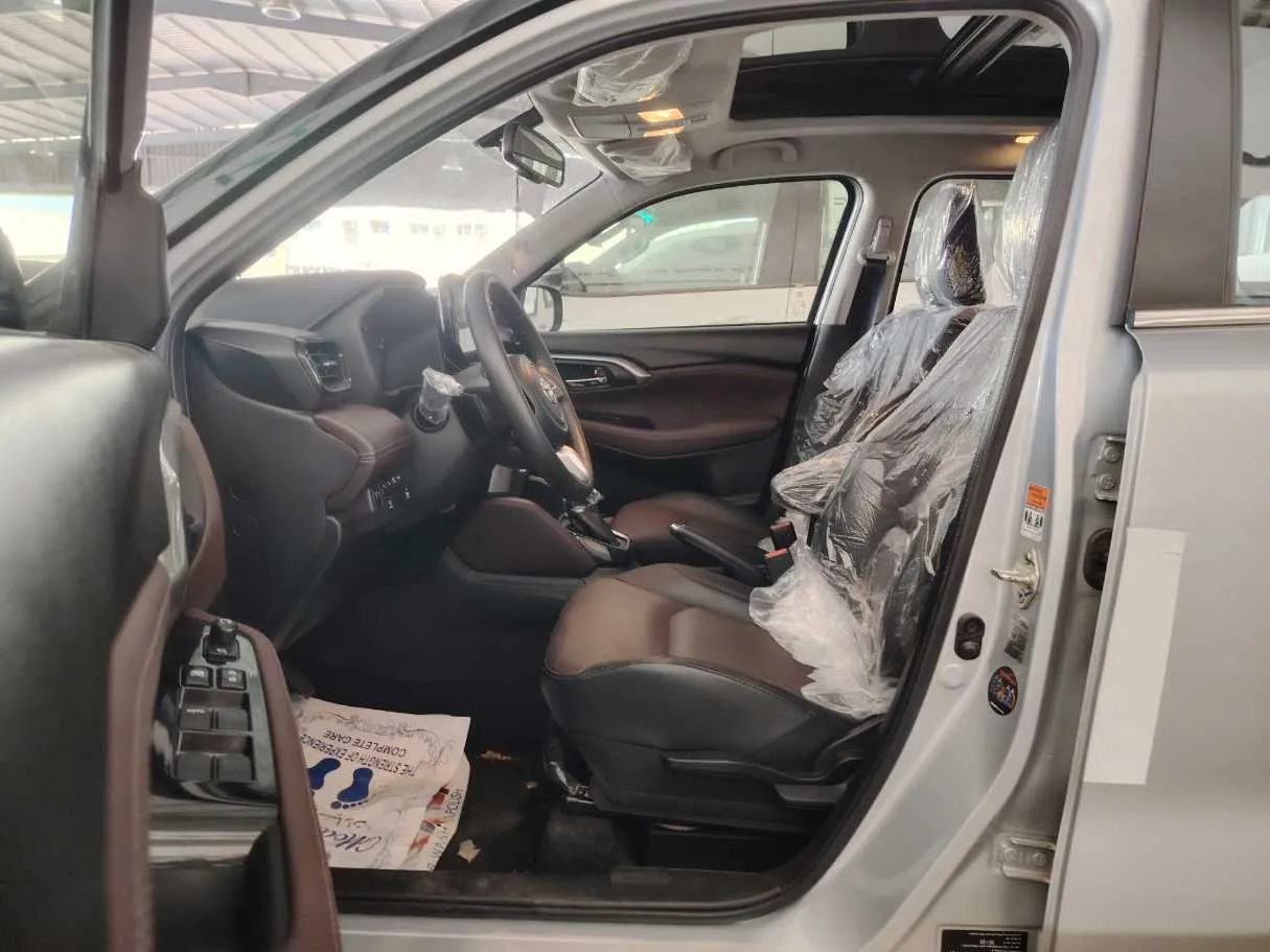Car image 14