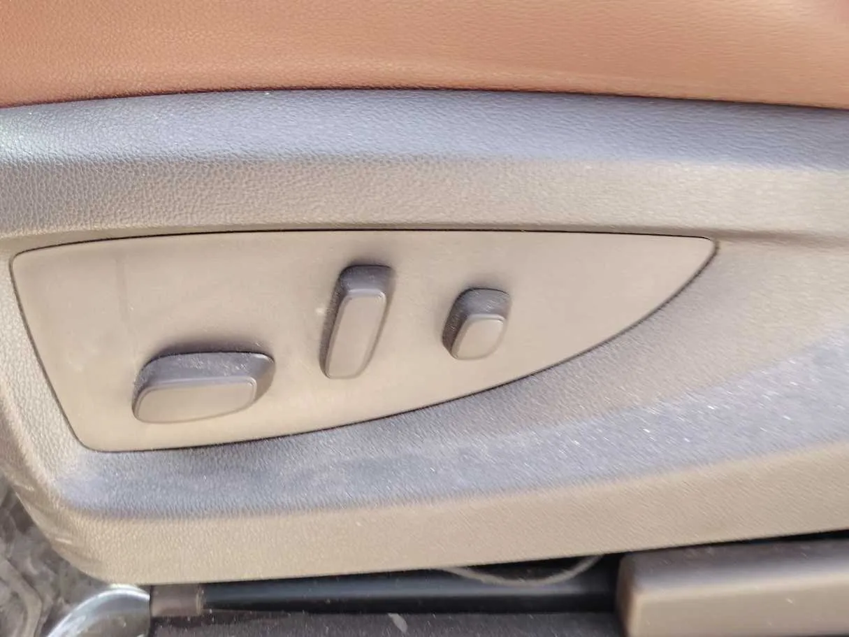 Car image 27