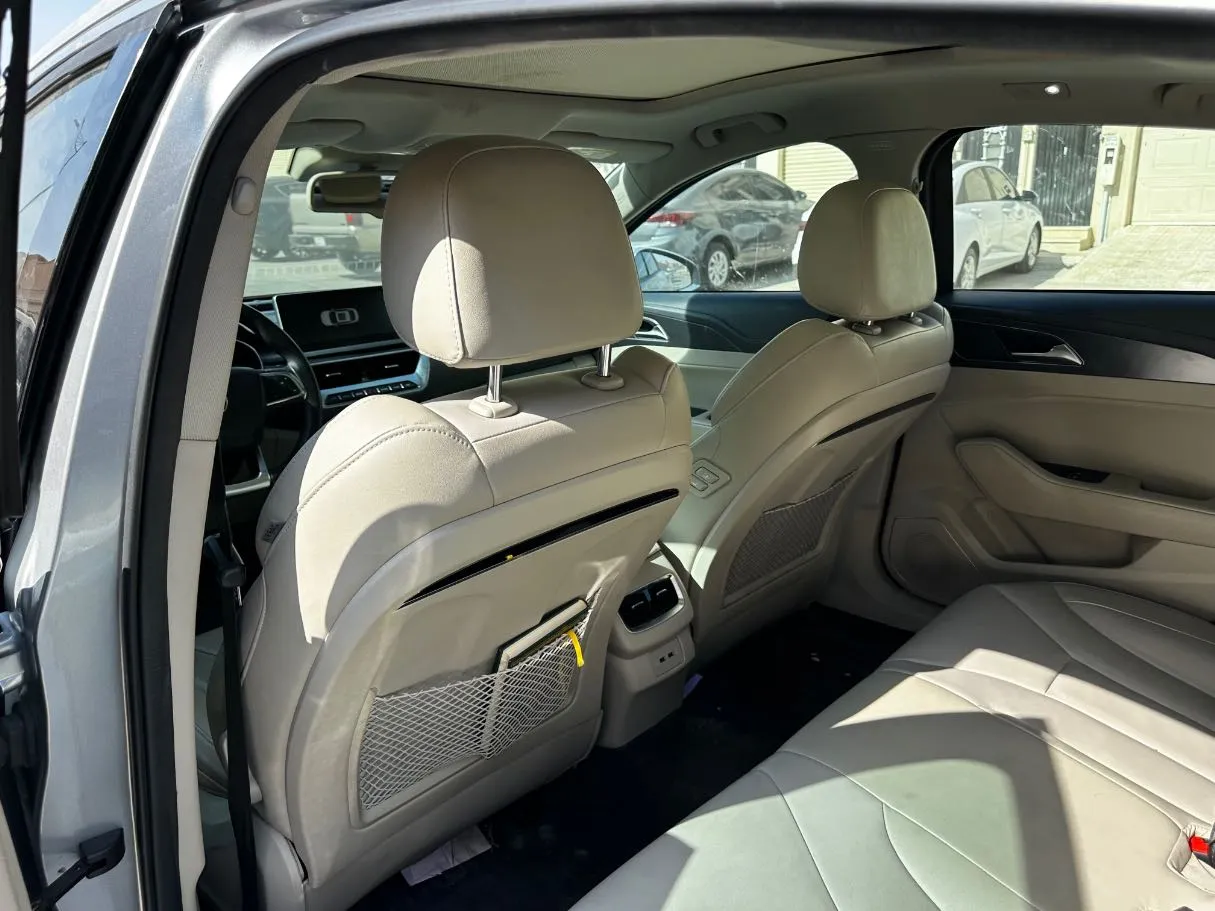 Car image 15