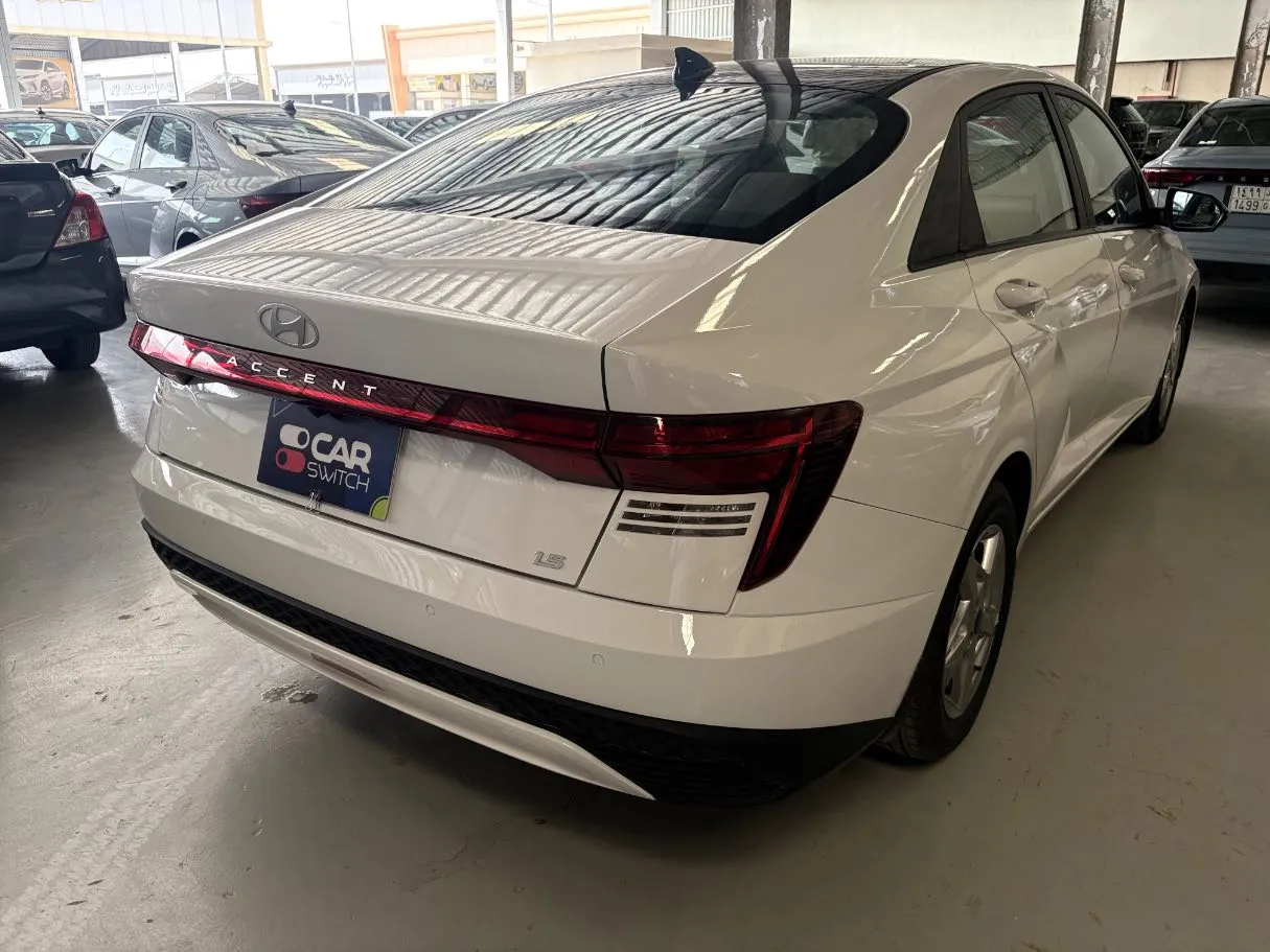 Car image 4