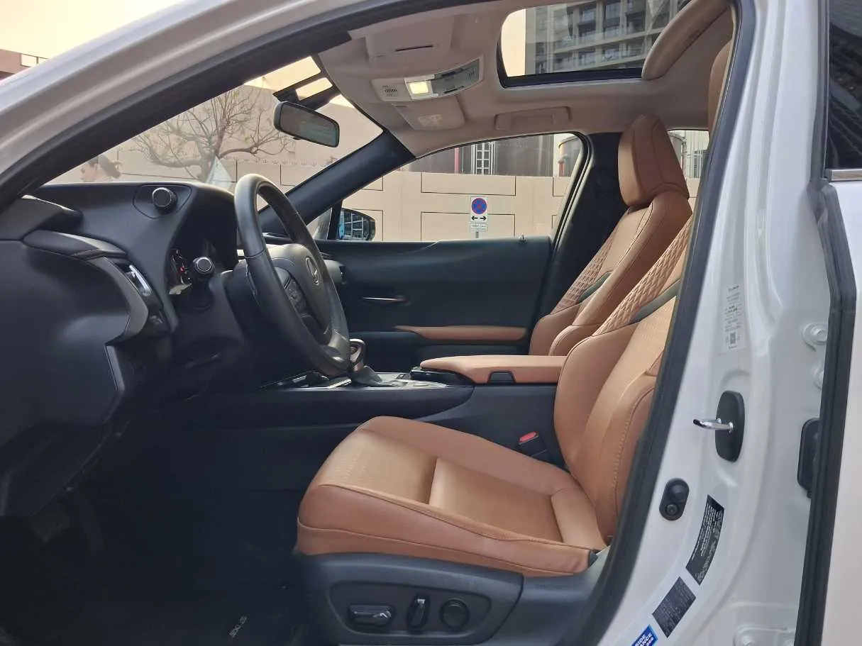 Car image 12
