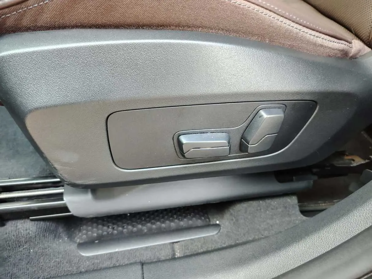 Car image 38