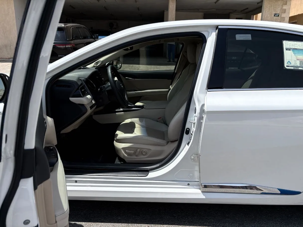 Car image 11
