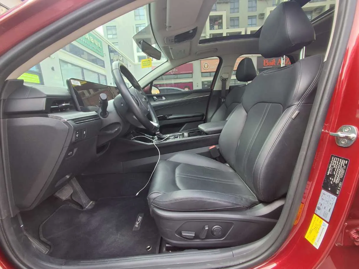Car image 12