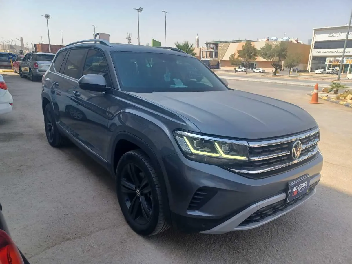 Car image 3