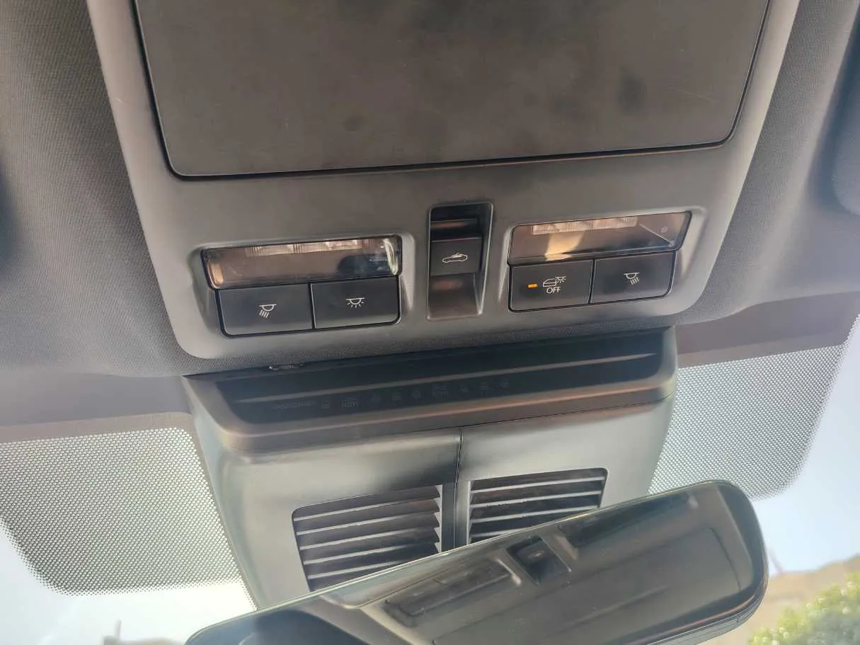 Car image 28