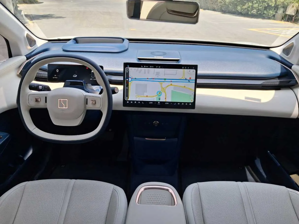 Car image 14