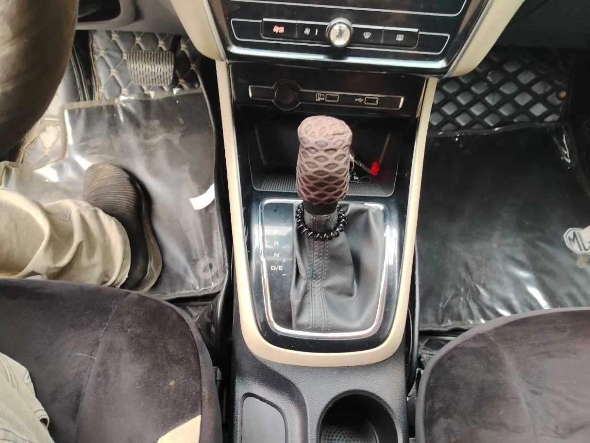 Car image 25