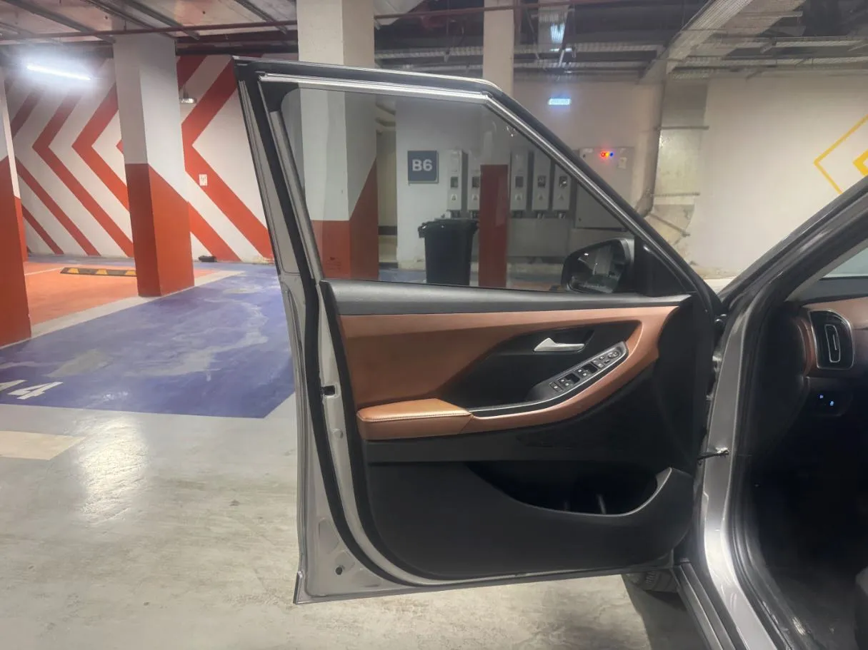 Car image 10
