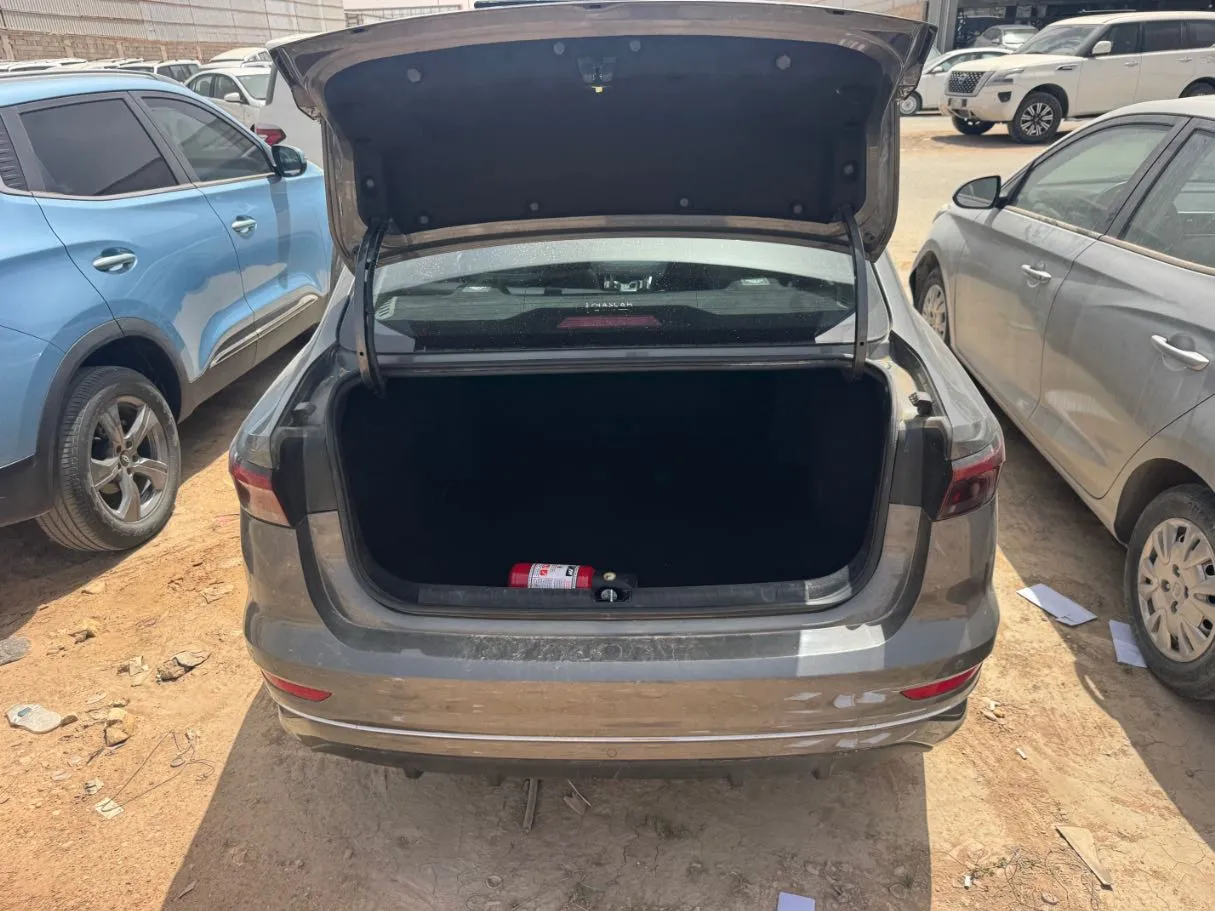 Car image 17