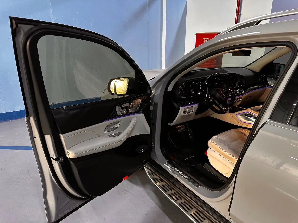 Car image 12