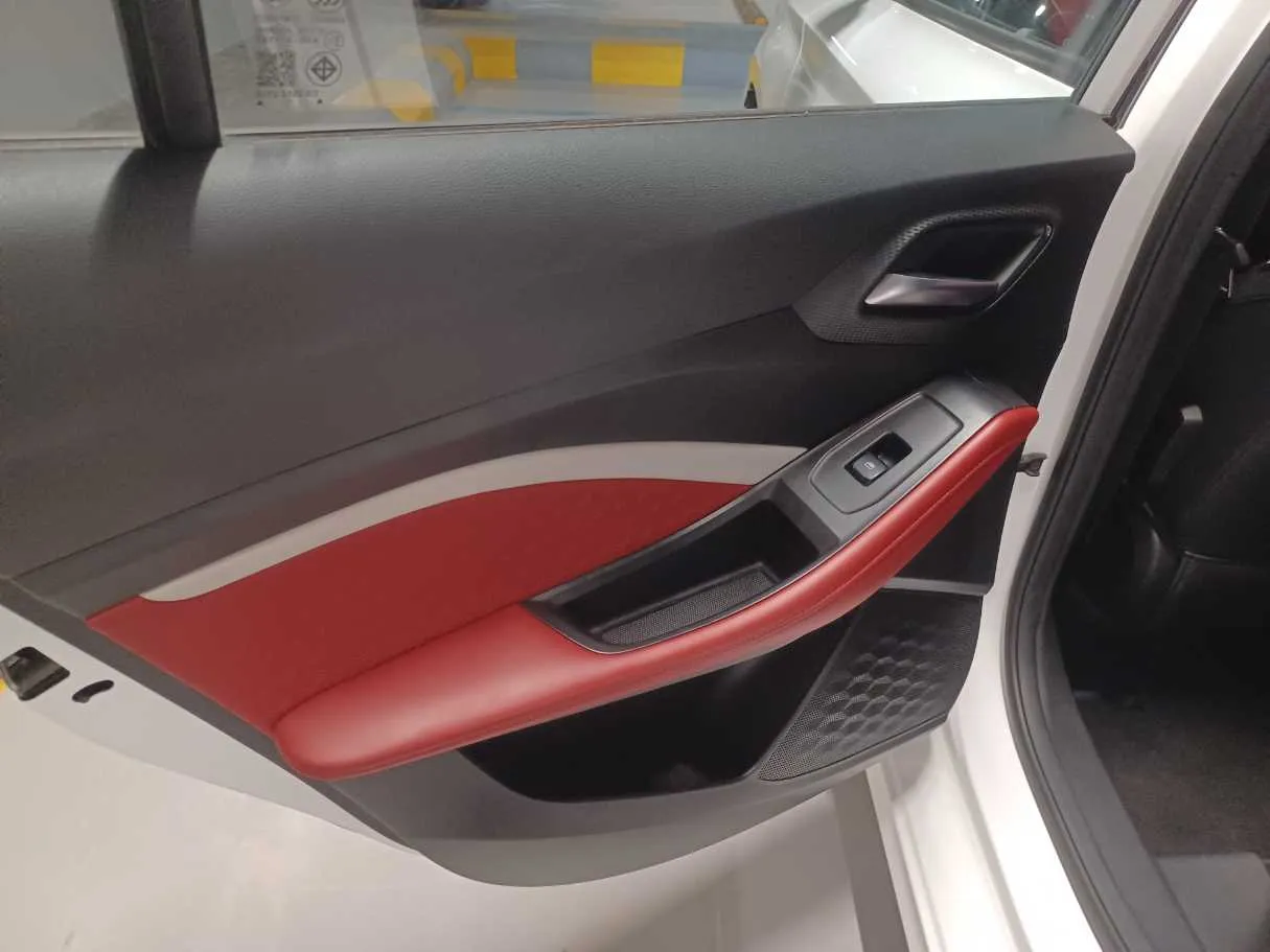 Car image 13