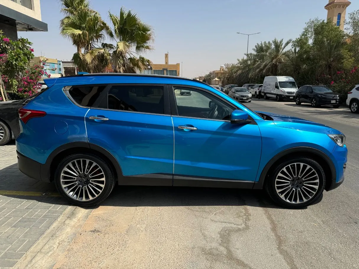 Car image 4