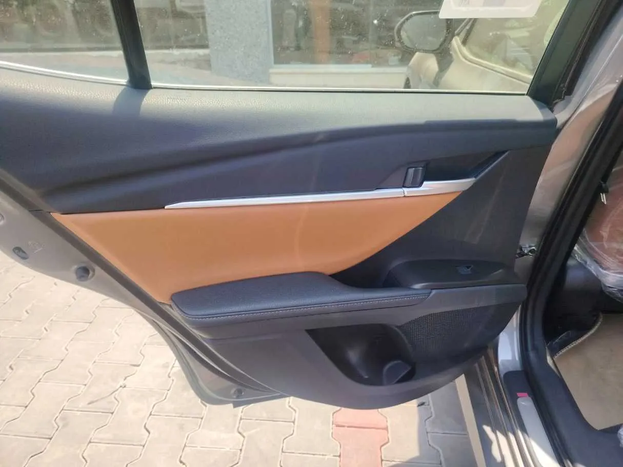 Car image 16