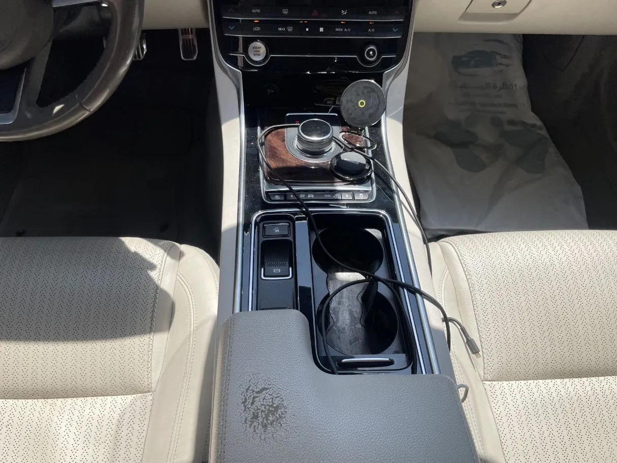 Car image 18