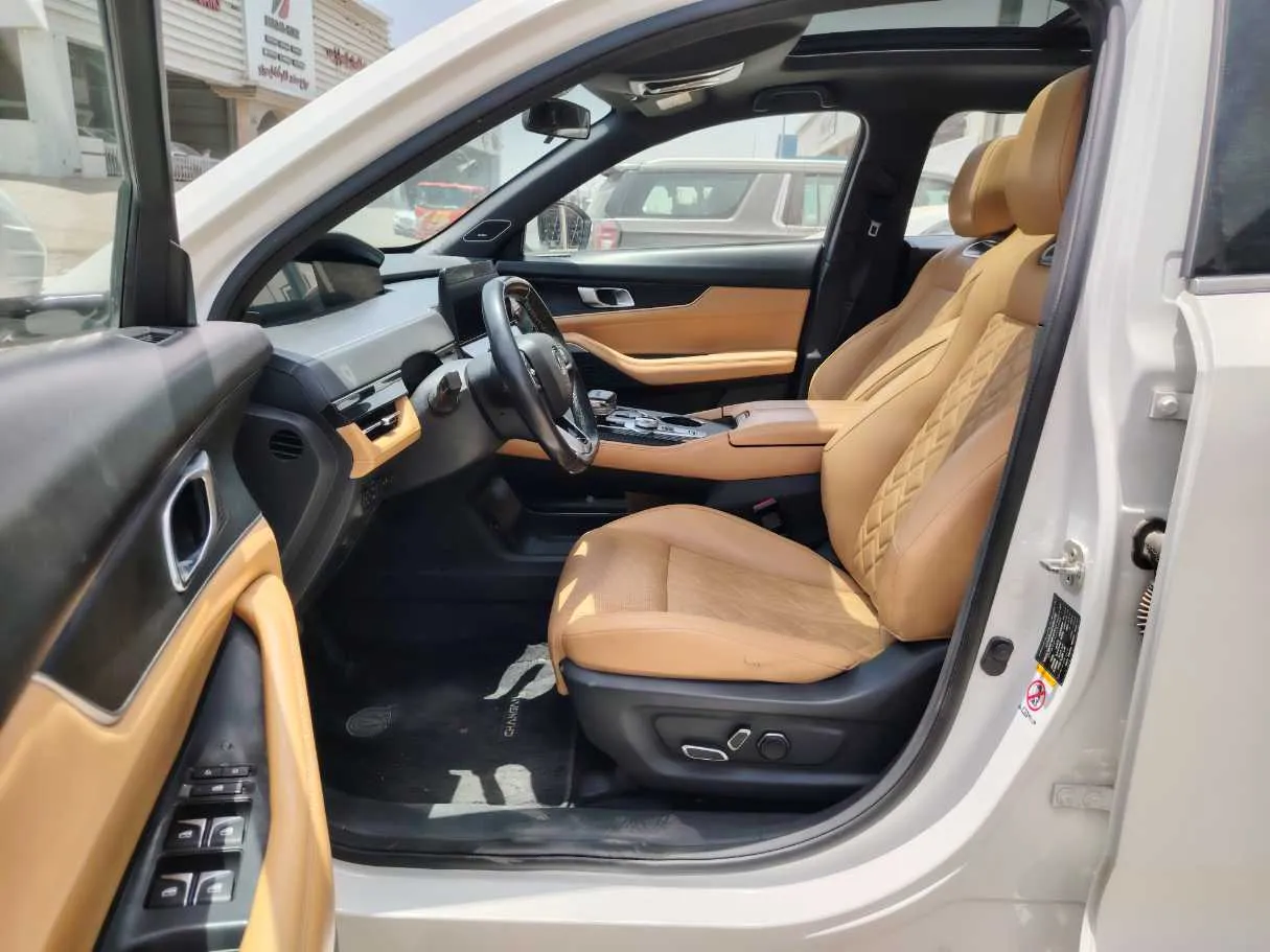 Car image 14