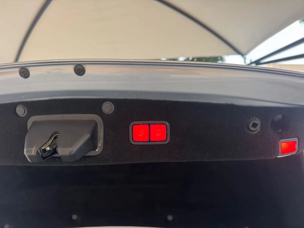 Car image 25