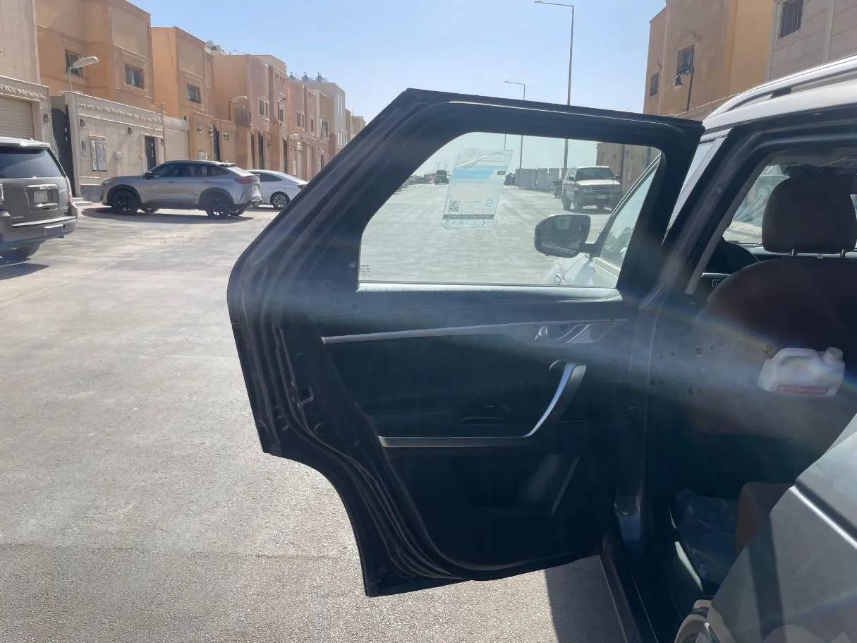 Car image 14