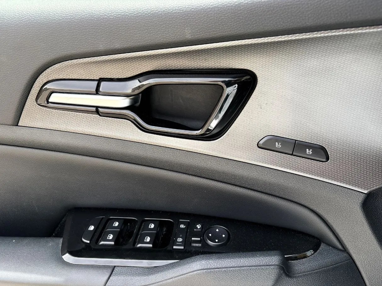 Car image 25