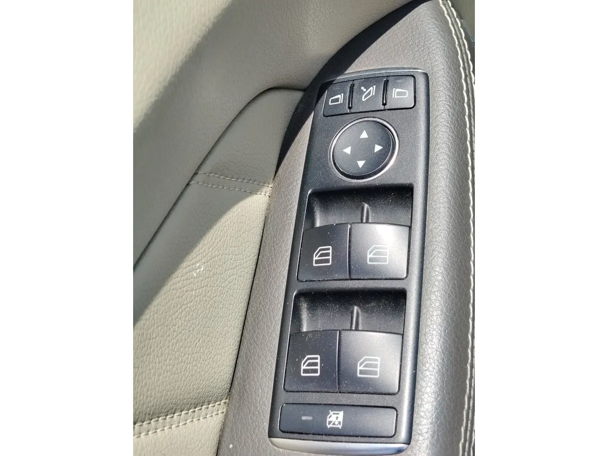 Car image 32