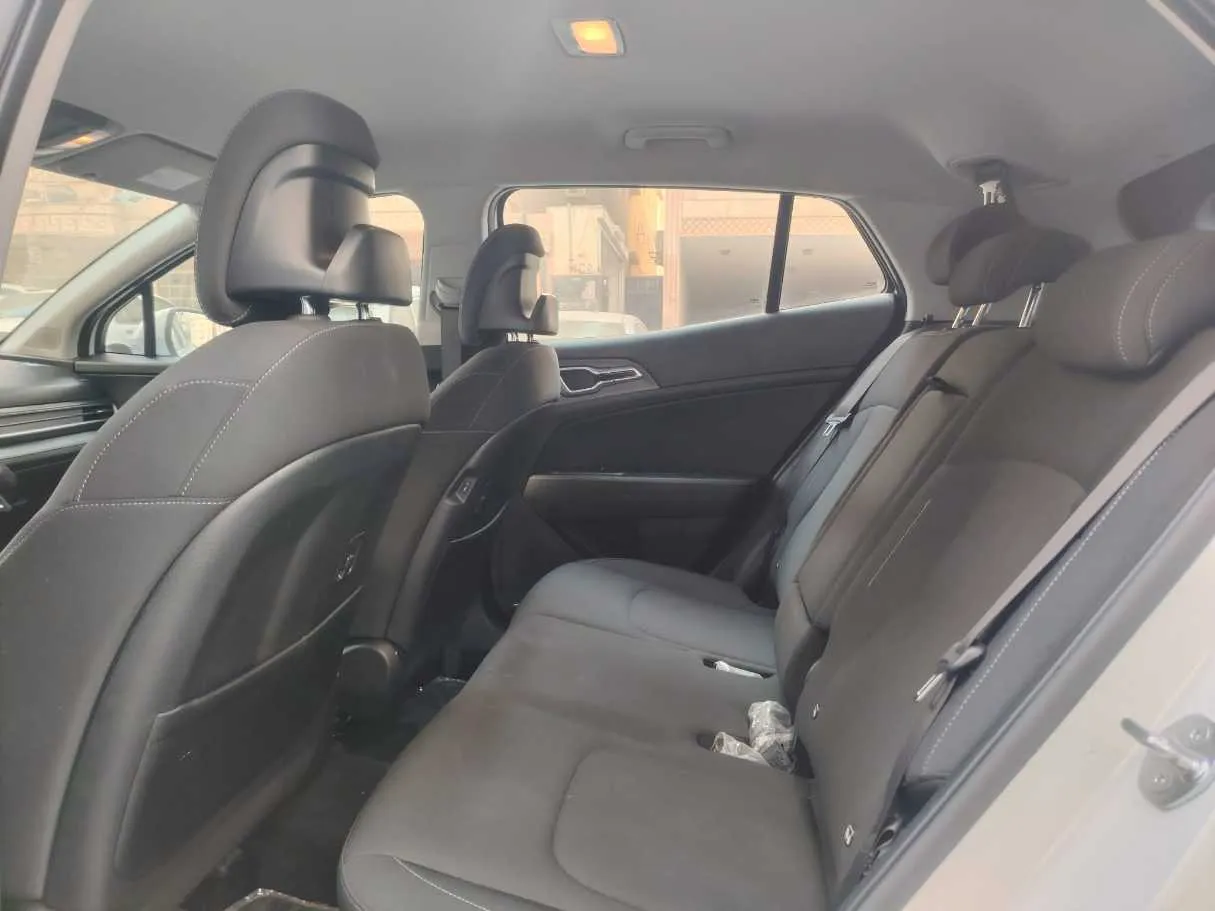 Car image 19
