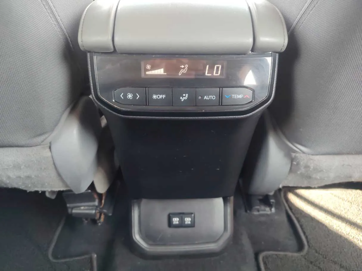 Car image 28