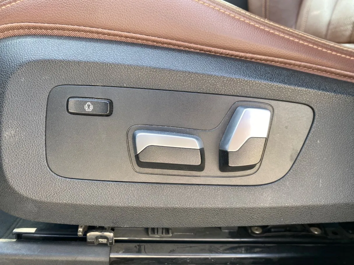 Car image 27