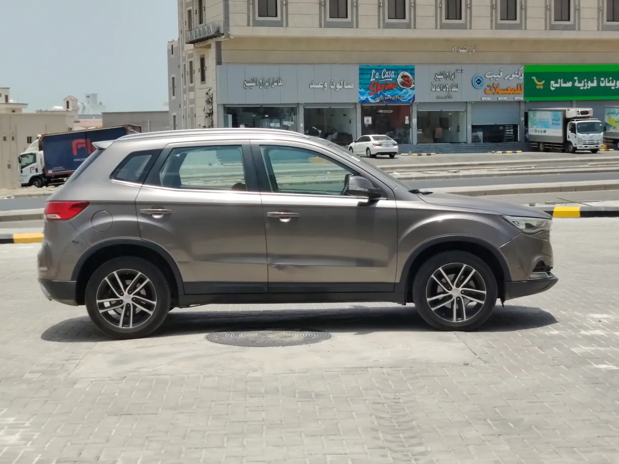 Car image 4