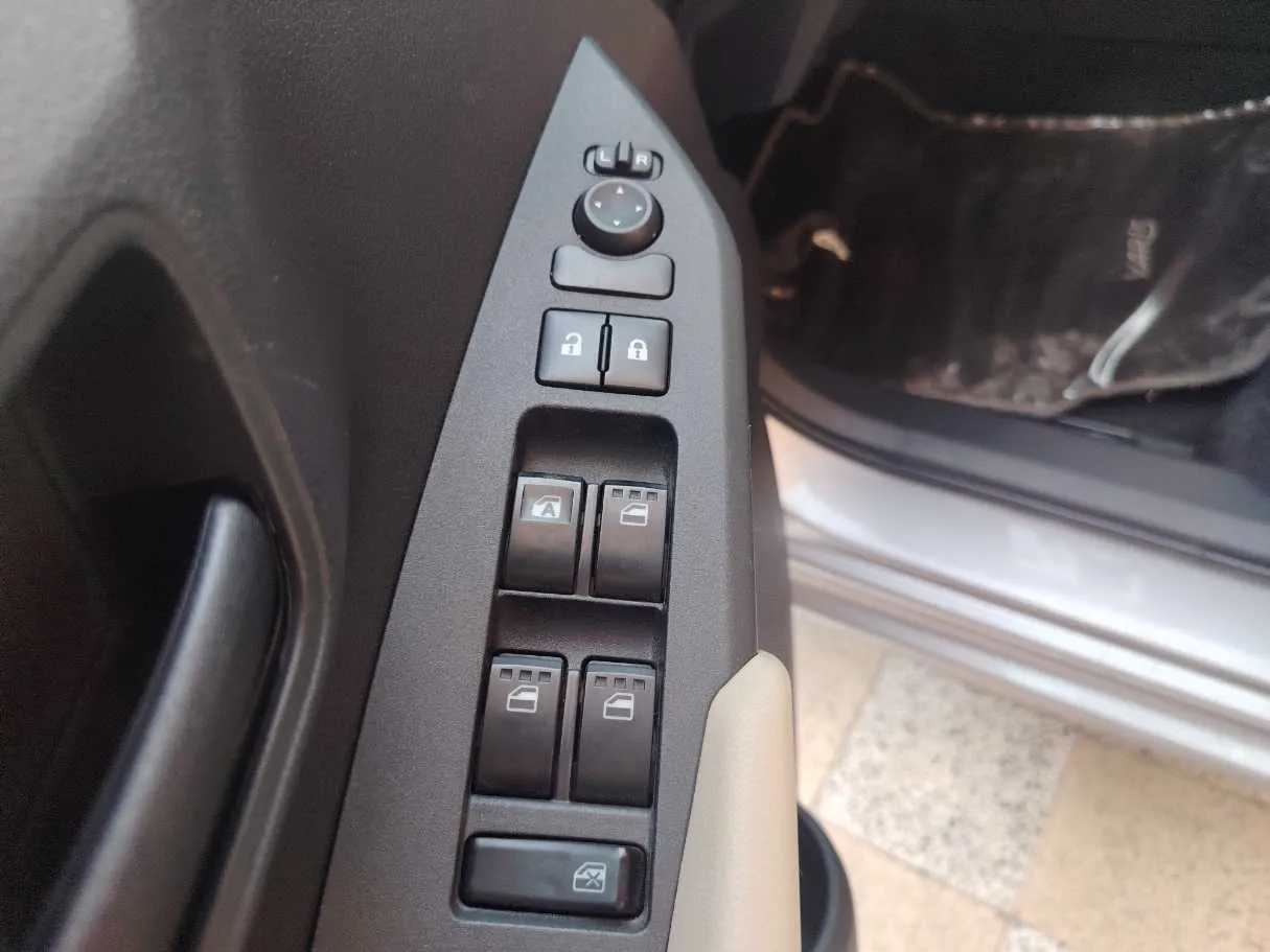 Car image 26