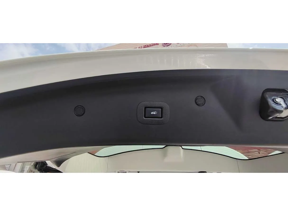 Car image 32