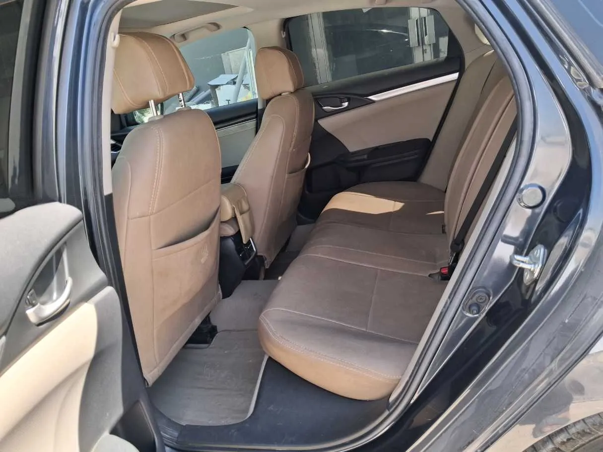Car image 13