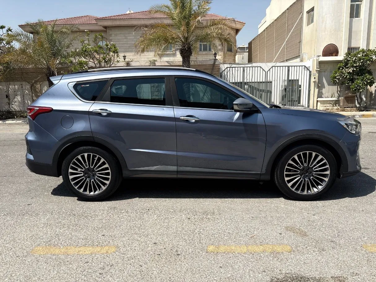 Car image 4