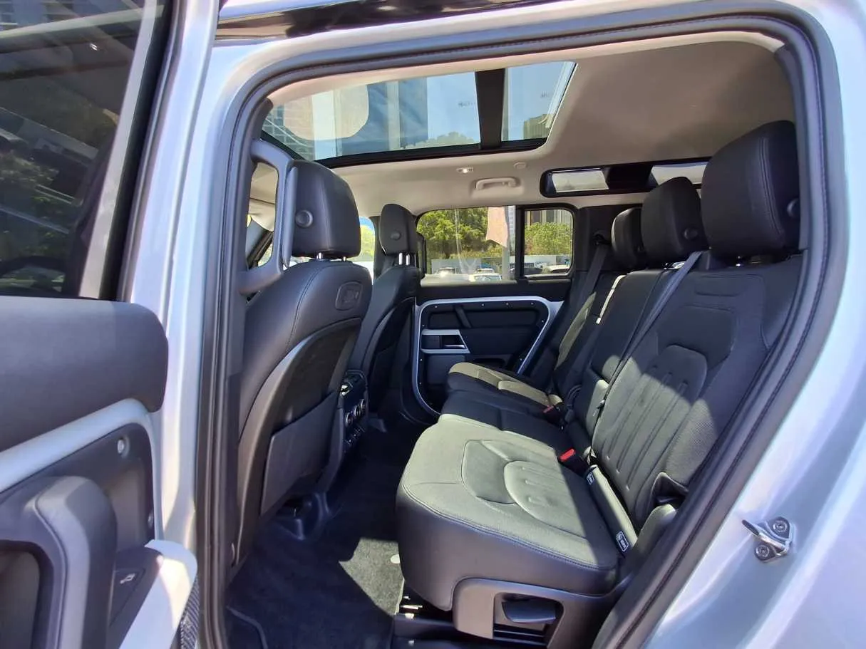 Car image 14