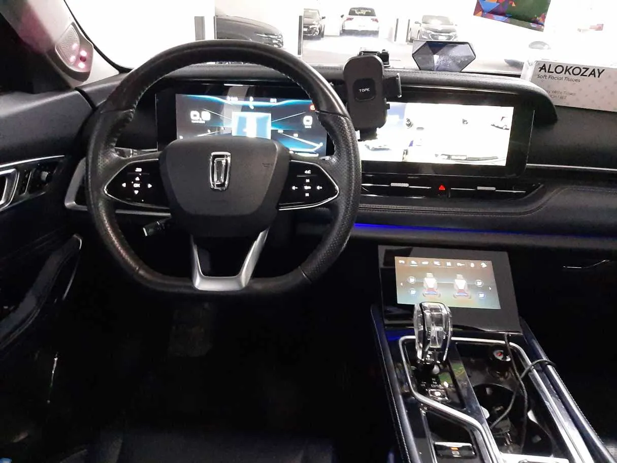 Car image 16