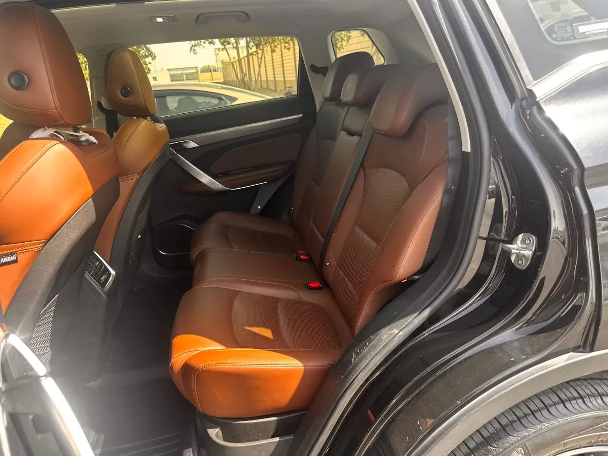Car image 14