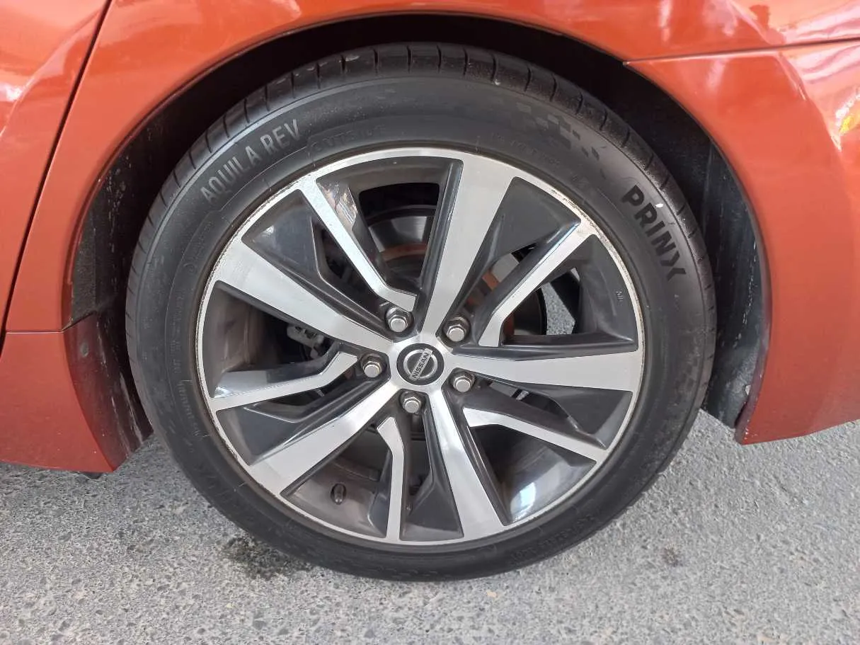 Car image 9