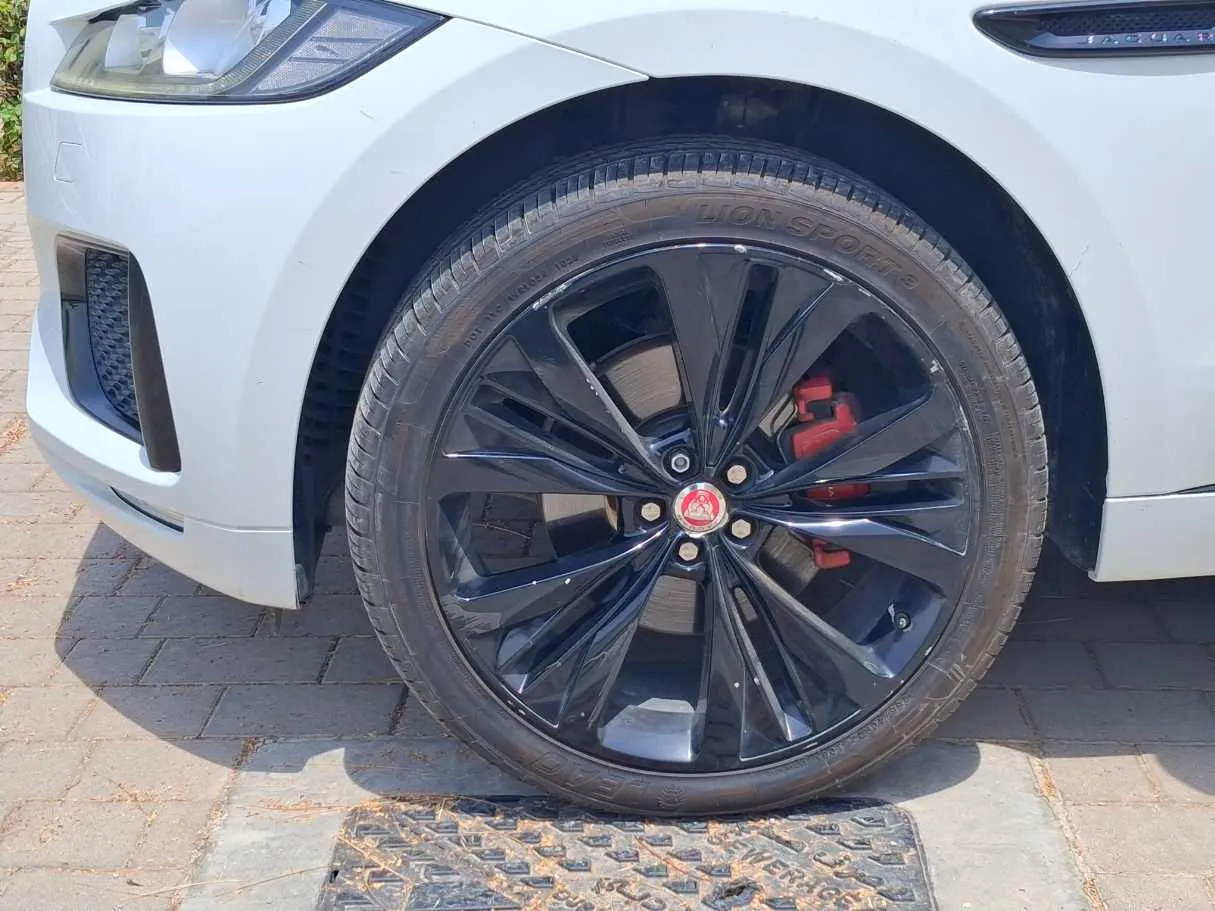 Car image 9