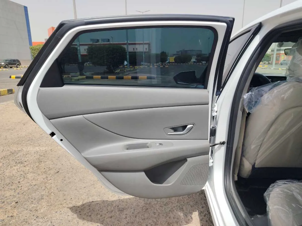 Car image 14
