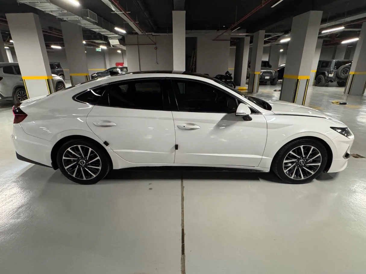 Car image 4