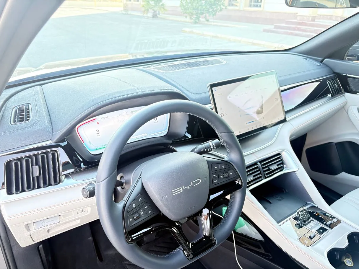 Car image 11