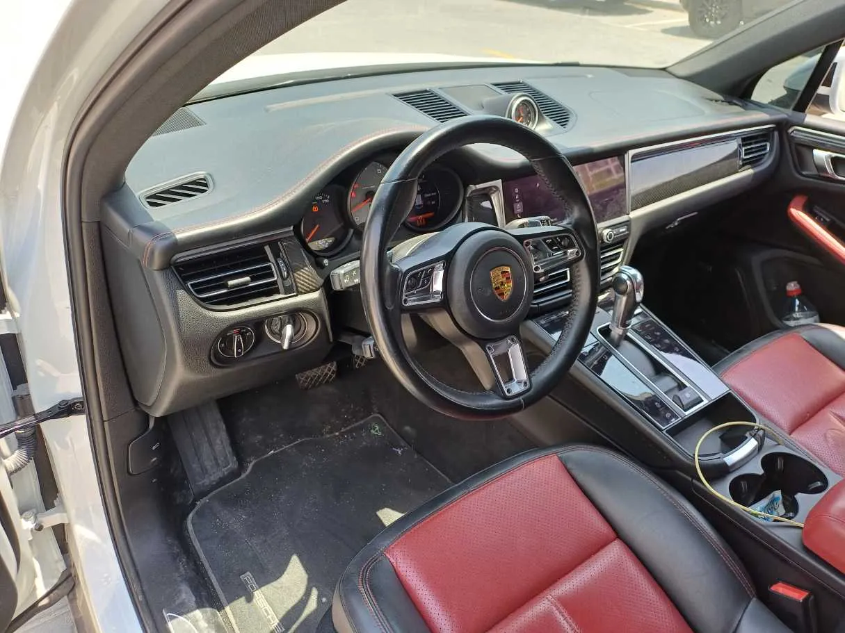 Car image 11