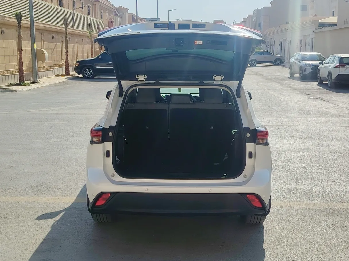 Car image 25