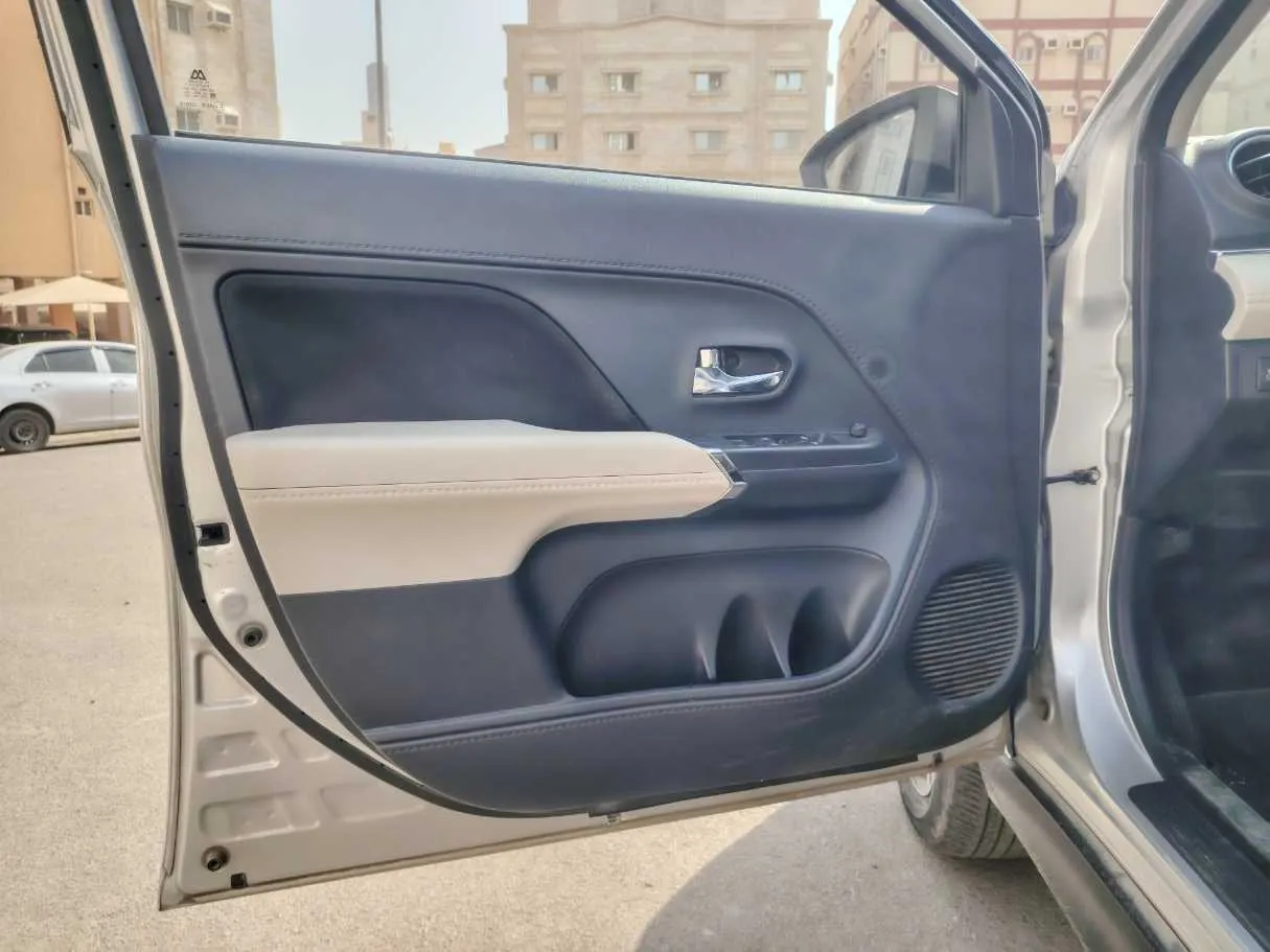 Car image 10