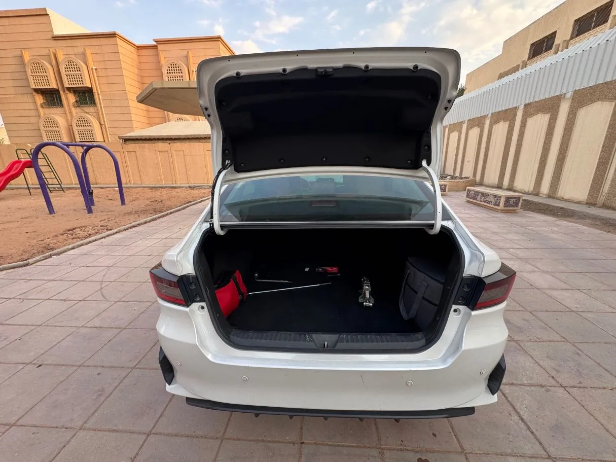 Car image 18