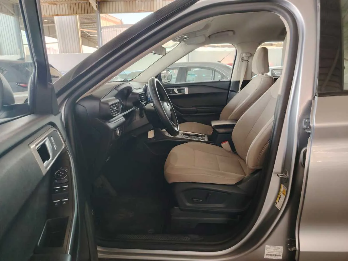 Car image 11