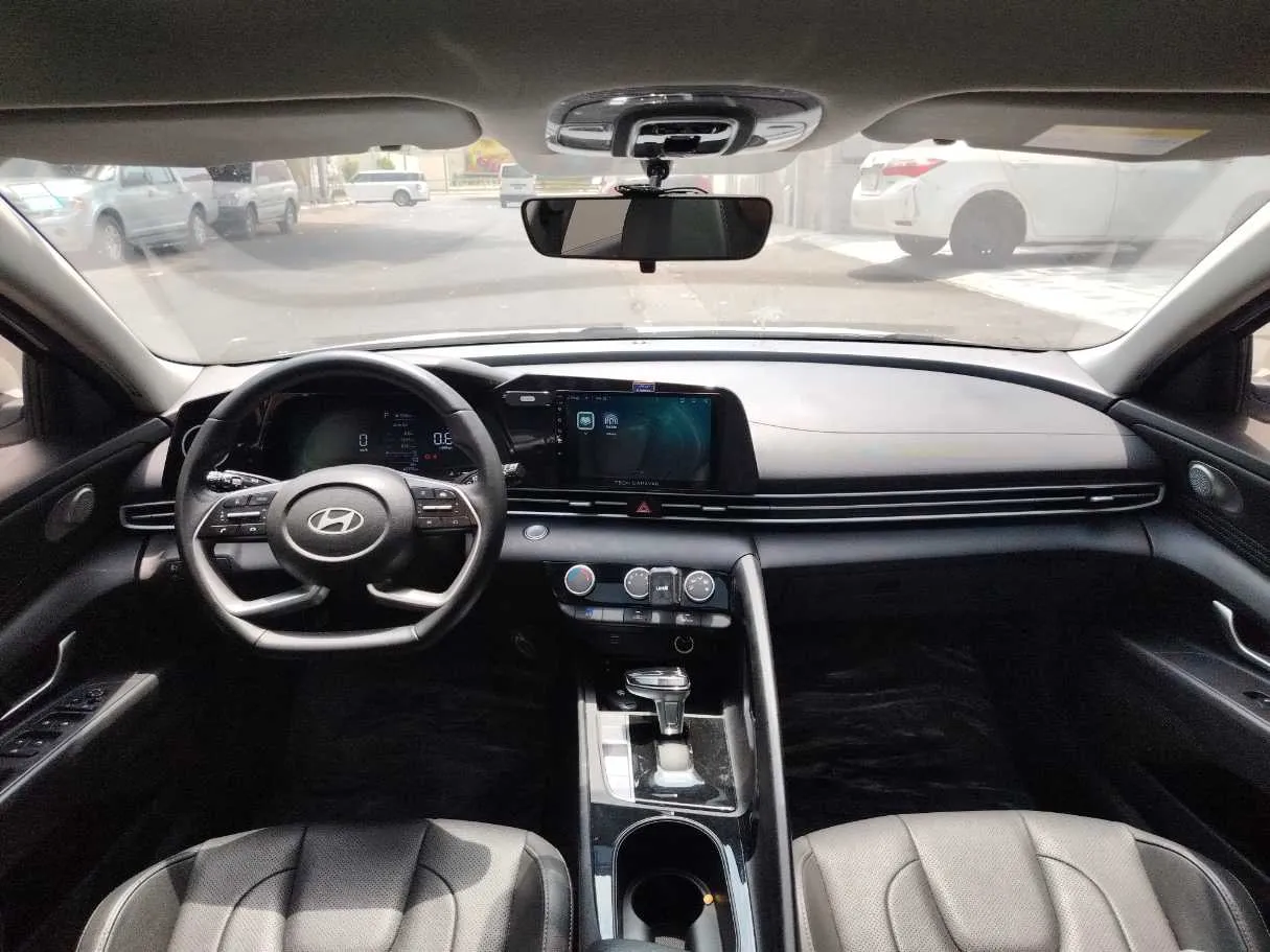 Car image 19